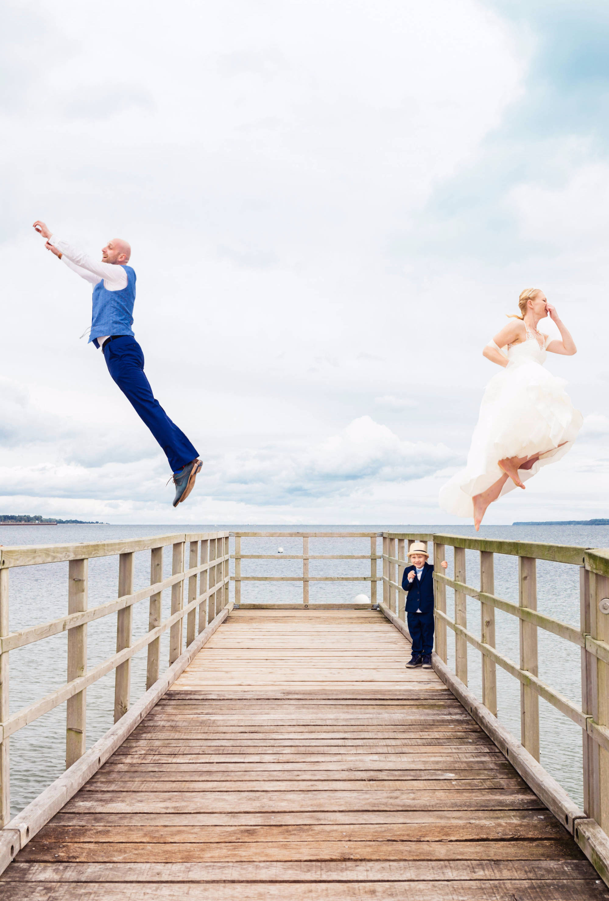 Brautpaar springt in  Ostsee Eckernfoerde